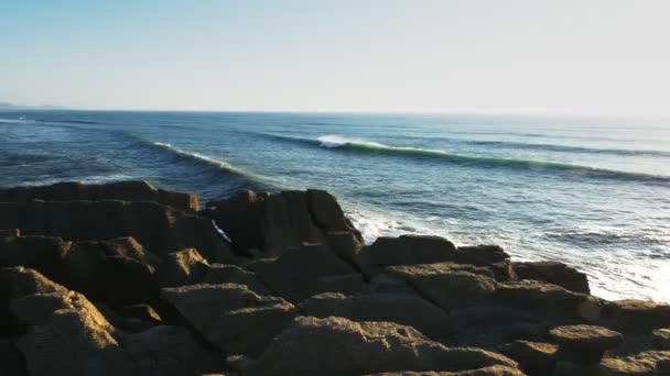 Yassı taş tatilinde dalgalar — Stok video