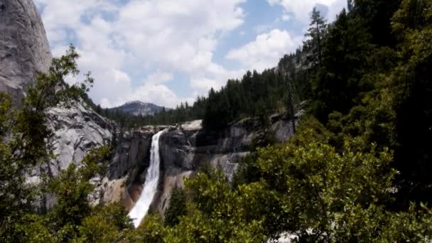 Nevada vattenfall på dimma trail — Stockvideo