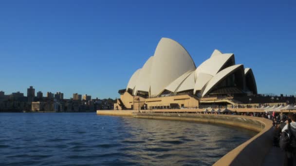 Touristen besuchen das Opernhaus von Sydney — Stockvideo