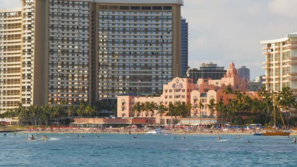 Waikiki beach ve royal hawaiian hotel — Stok video