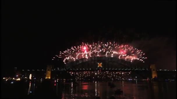 Fogos de artifício em Sydney Harbour Bridge — Vídeo de Stock