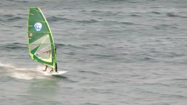 Windsurfer eseguire un giro jibe — Video Stock