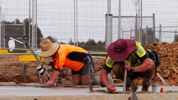 Trabajadores hacen el concreto — Vídeos de Stock