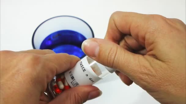 Femme ouvrant une bouteille de pilules — Video