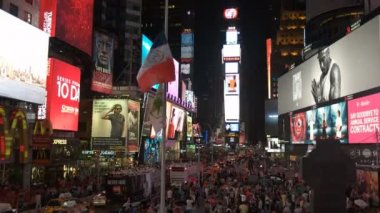 New York, New York, ABD 12 Eylül 2015: geniş görünümü gece new york elektrik times Square'de, kalabalık ve trafik