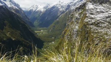 Clinton kar tarafından çevrili vadi doruklarına şapkalı