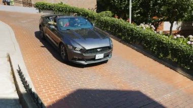 San Francisco, California, ABD - 30 Ağustos 2015: lombard street san Francisco, california aşağı bir lüks araba görüntüsünü kaydırma