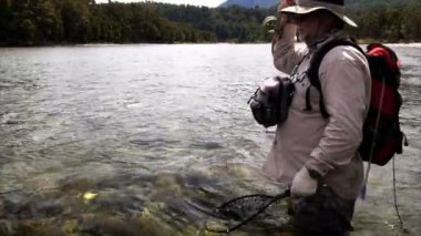 bir balıkçı Yeni Zelanda büyük kahverengi alabalık için ağlar