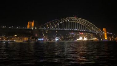 Sidney liman Köprüsü alev aldı.