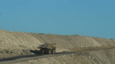 bir çöp kamyonu bir yük cevheri taşır