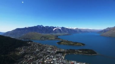 manzarası bir Yamaçparaşütü çıkartıyor