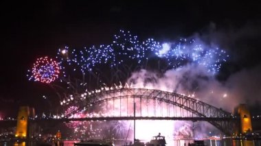 Sydney yeni yıl arifesinde havai fişek