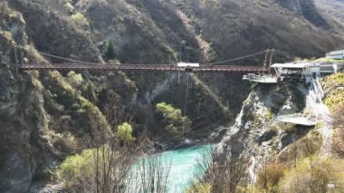 kawarau Köprüsü'nden kişi bungy atlama