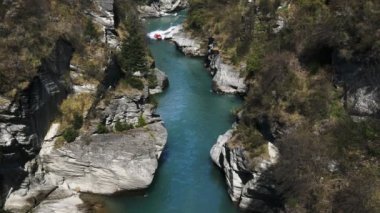 Queenstown, Yeni Zelanda - 25 Eylül 2014: yüksek açı uzun atış yakın queenstown-1080 p 60 fps hızında kaydedilen bir kanyonda shotover Jet