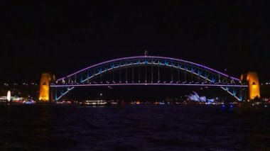 sydney harbour renkli ışıklarla aydınlatılmış