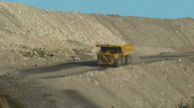 Damperli kamyonlar taş taşımak