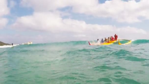 Honolulu Usa Amerika Augusti 2015 Utriggare Canoe Fångster Våg Vid — Stockvideo