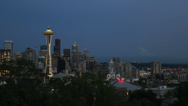 Horizonte de la ciudad nocturna de Seattle — Vídeos de Stock