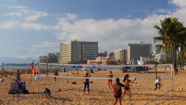 El equipo de voleibol entrena en la playa — Vídeos de Stock