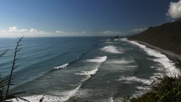 Berselancar di pantai. — Stok Video