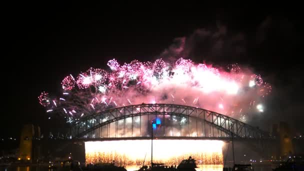 Oheň pracuje na sydney harbour bridge — Stock video