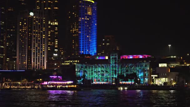 Färjan anländer på Sydneys circular quay — Stockvideo