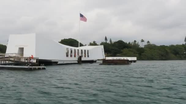 USS arizona memorial in pearl harbor — Stockvideo