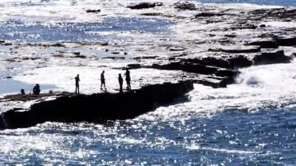 Pescadores pescar das rochas — Vídeo de Stock