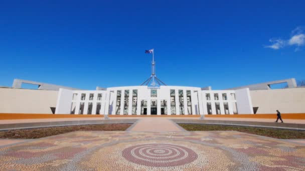 オーストラリア キャンベラの国会議事堂のモザイクとフロントのエントリ — ストック動画