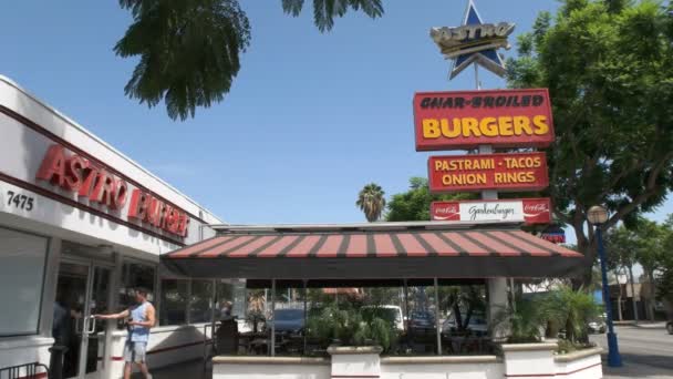 ビバリー ヒルズ カリフォルニア州 アメリカ合衆国 2015 ロサンゼルス カリフォルニア州の Astroburger レストランの外観 — ストック動画