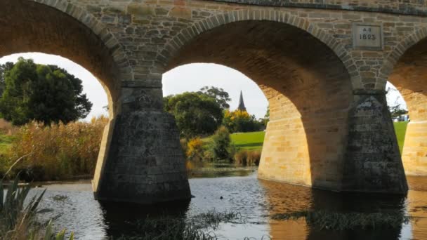 Vecchio ponte in pietra a Richmond — Video Stock