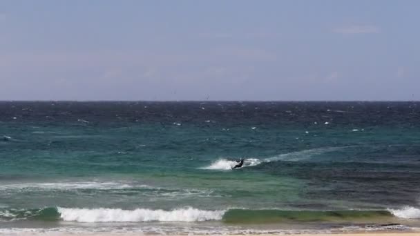 Kiteboarding em ondas — Vídeo de Stock