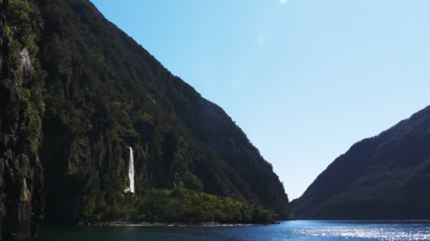 Brautschleier fällt im Milford-Sound — Stockvideo