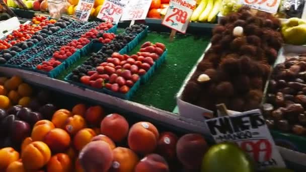 Frutas no mercado de lúcios — Vídeo de Stock