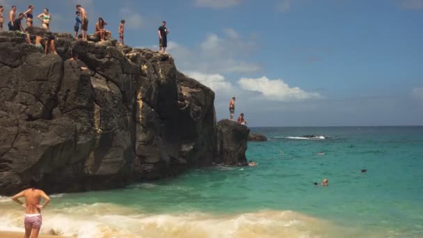 Hombre saltando de la gran roca — Vídeo de stock