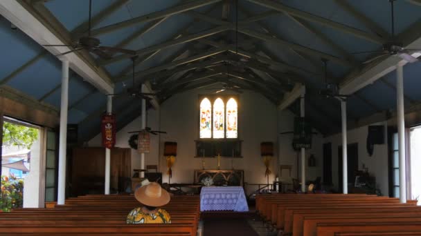 ラハイナ アメリカ合衆国アメリカ 2015 ラハイナ マウイ島で神聖な罪のない教会の奥の席に座っている崇拝者 — ストック動画