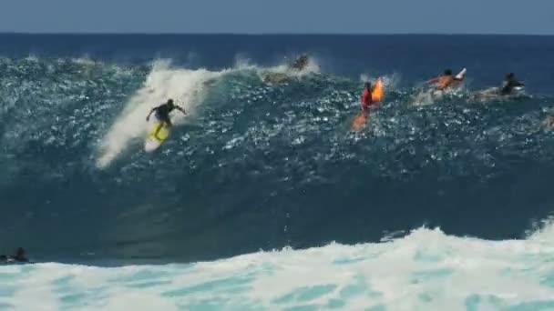 美利坚合众国哈莱瓦 在夏威夷瓦胡岛的管道上 一位冲浪者向他朋友的好浪潮致敬 — 图库视频影像