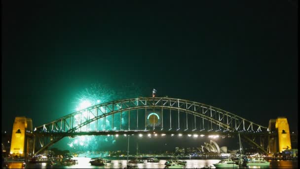 Vuurwerk op de Sydney Harbor Bridge — Stockvideo