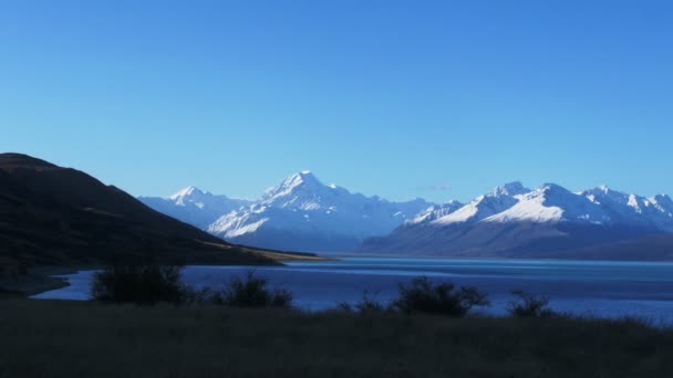Mt cook and lake pukaki at dusk zoom — Stock Video
