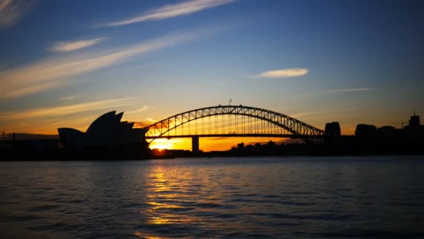 Il sole che tramonta sul teatro Sydney Opera — Video Stock