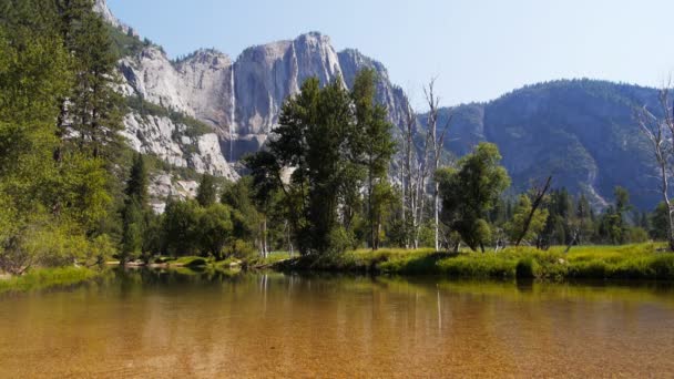 Falls and the calm waters of the merced river — Stock Video