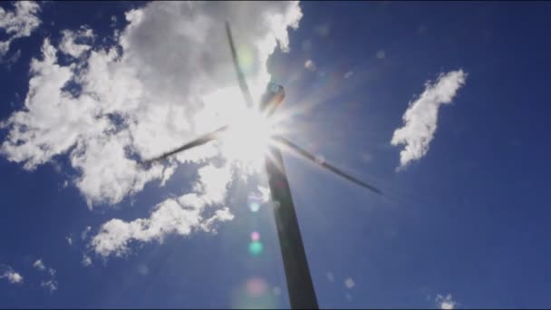 Turbina de viento contra un cielo azul — Vídeo de stock