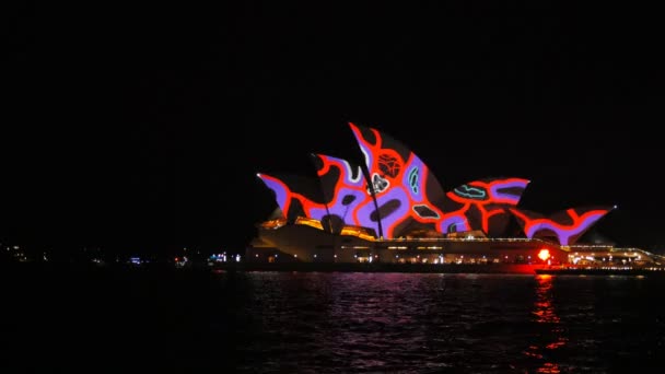 Sydney opera house jasno oświetlone z wzorami — Wideo stockowe