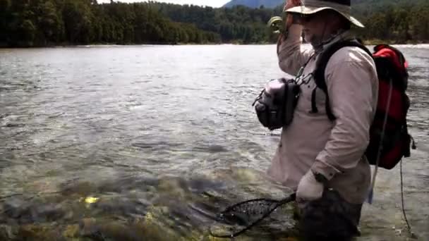 一个渔夫在新西兰钓到了一条棕色的大鳟鱼 — 图库视频影像