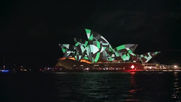 Sydney ópera casa brilhantemente iluminado — Vídeo de Stock