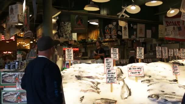Mercato della cattura del salmone del luccio — Video Stock