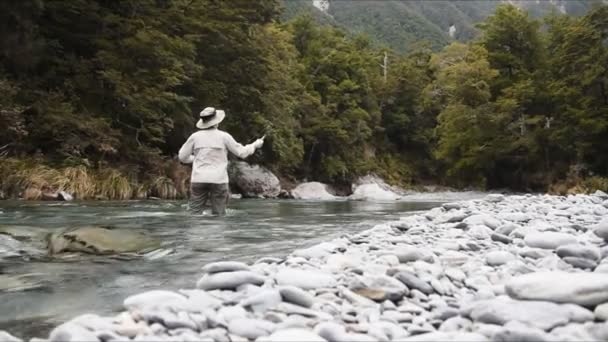 Pesca con mosca Nueva Zelanda — Vídeo de stock