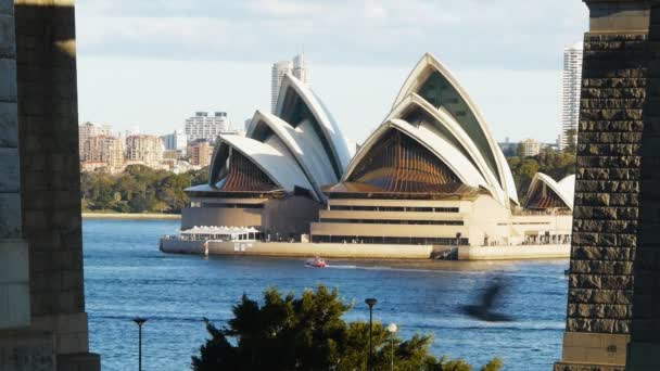Пором вітрила повз Сіднейський оперний театр — стокове відео