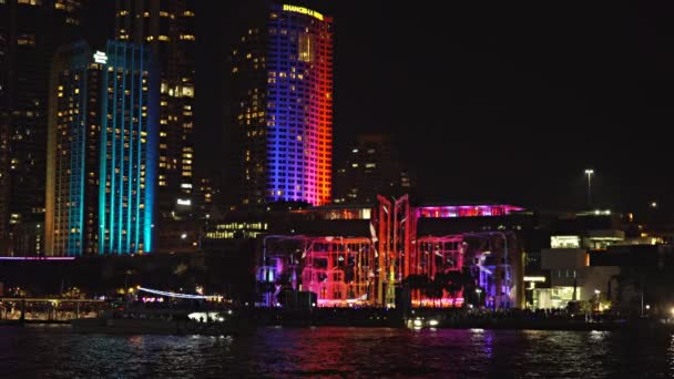 Quay circular iluminado com luzes coloridas — Vídeo de Stock