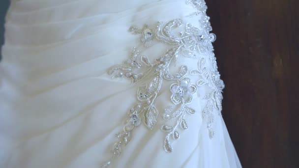 Trabajo de detalle en vestido de novia — Vídeo de stock